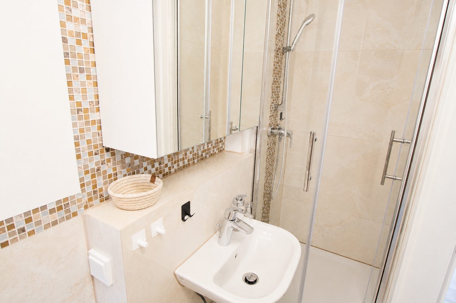 Bad 4 mit Dusche hinter Glastrennwand, Waschtisch und Spiegelschrank