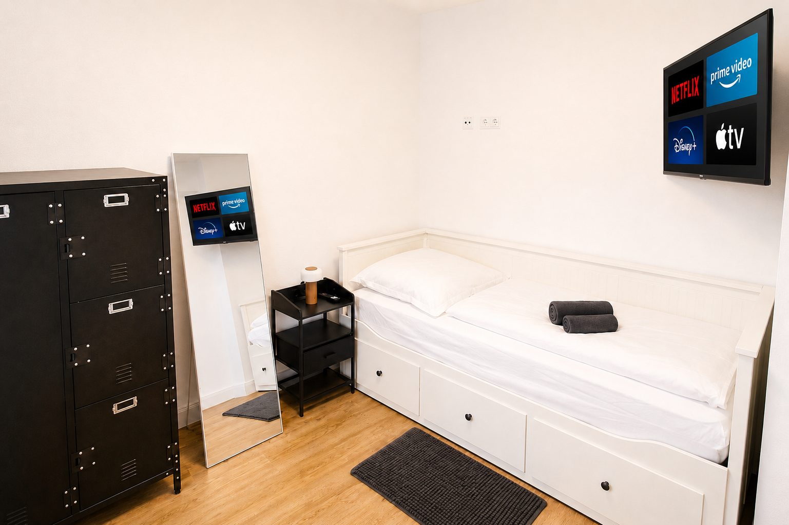 Zimmer 3 mit Einzelbett, Schrank und Wand-TV
