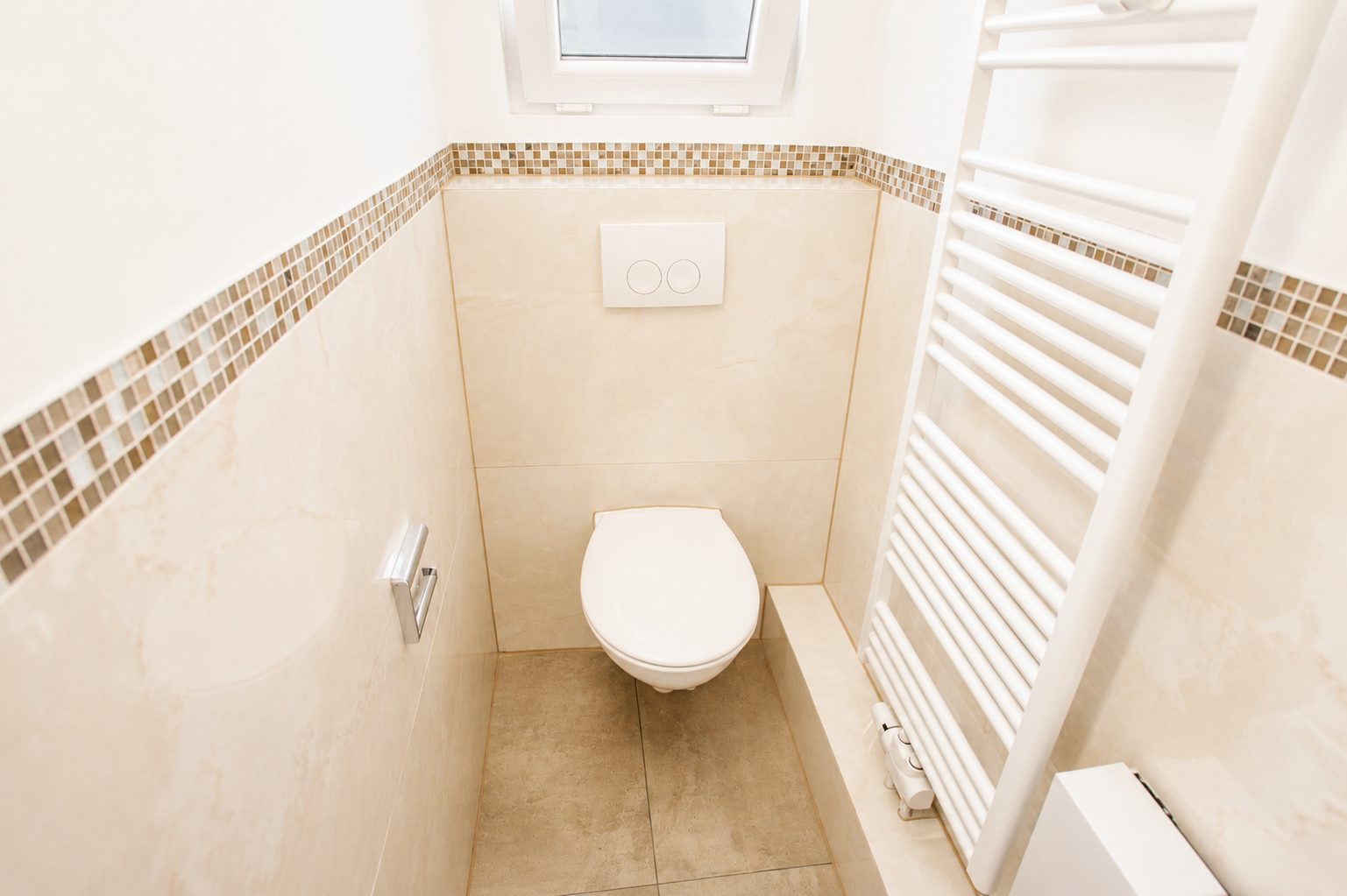 Bad 4 mit WC, gekipptem Fenster und Handtuchheizkörper