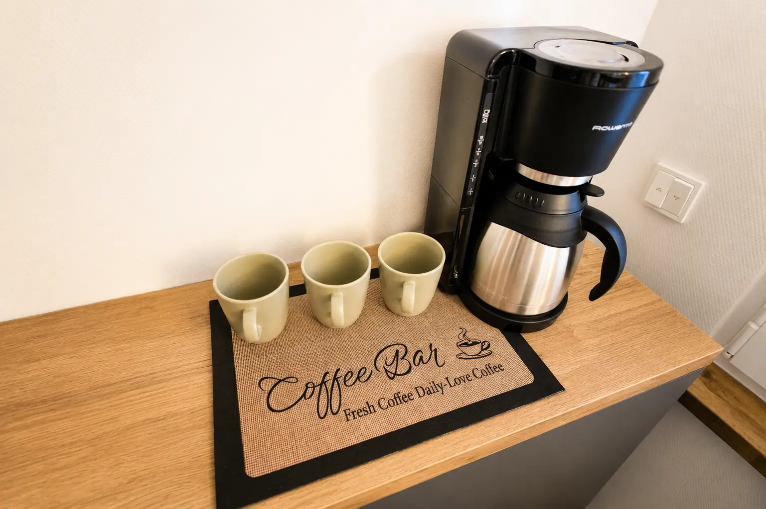 Kaffeestation mit Filterkaffeemaschine und Thermoskanne
