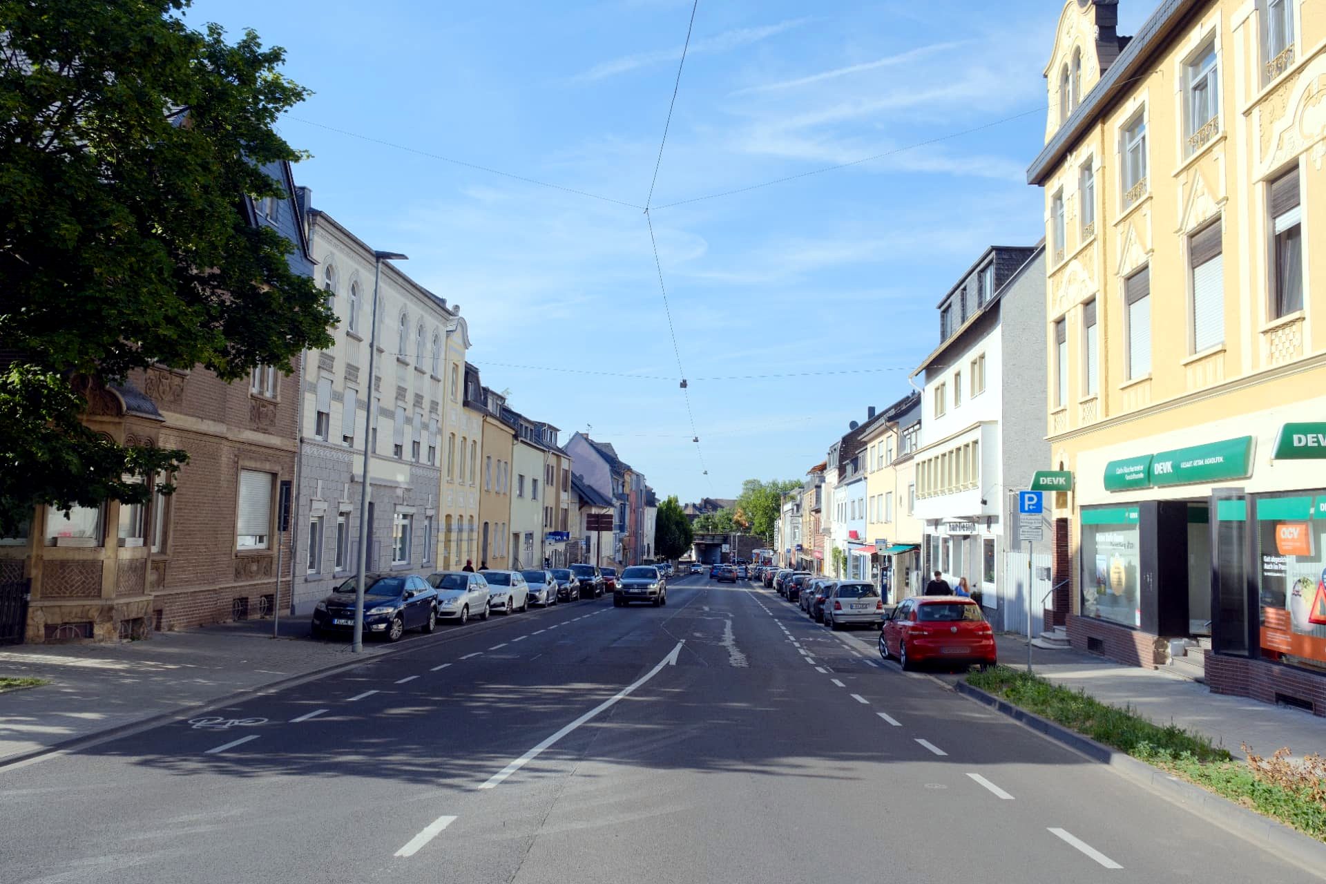Unmittelbare Umgebung der Unterkunft: Straße mit Geschäften und Wohnhäusern auf beiden Seiten