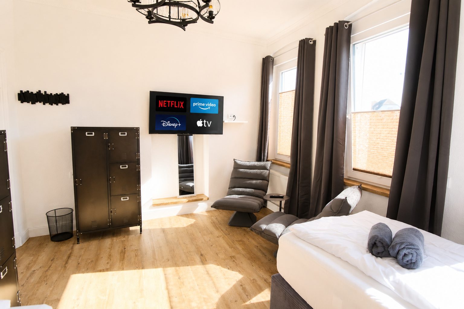Zimmer 4 mit Bett, Sitzecke mit zwei Relaxsesseln und Schrank