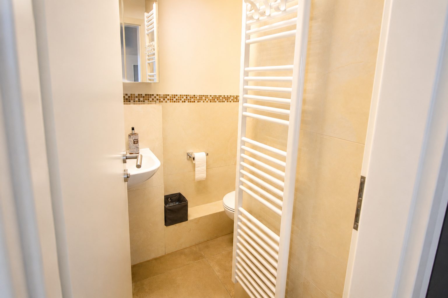 Bad 2 mit Waschbecken, WC, Spiegelschrank und Handtuchheizkörper