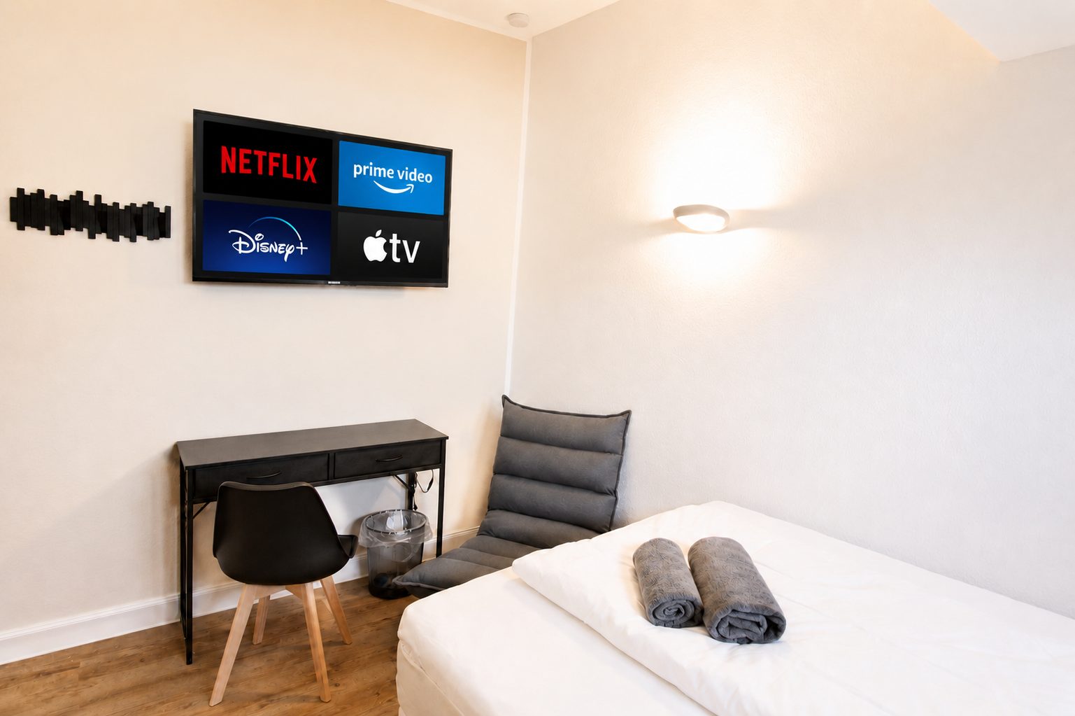 Zimmer 7 mit Bett und Schreibtisch mit Stuhl